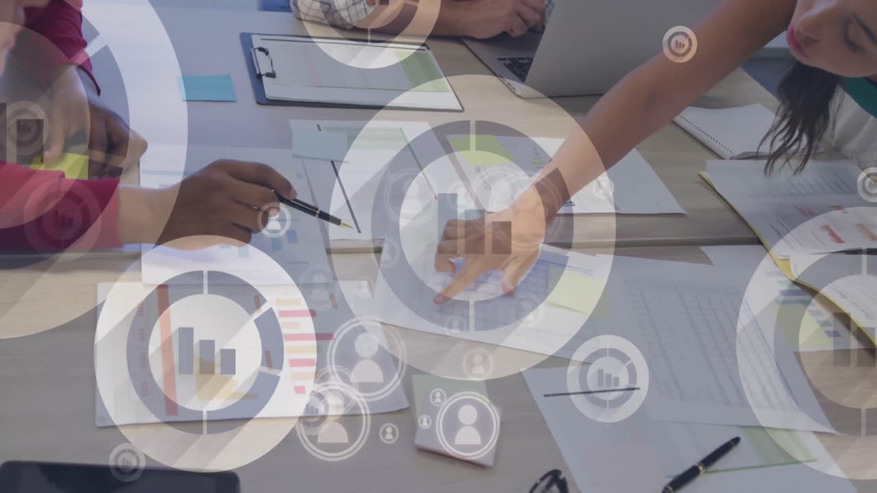 animación del procesamiento de datos financieros sobre diversas personas de negocios que trabajan en la oficina