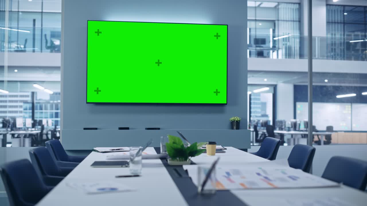 다양한 문서와 노트북이있는 큰 회의 테이블과 함께 현대적인 빈 회의실, 벽에 녹색 크로마 키 스크린이있는 큰 tv, 현대적인 미니멀 디자인 작업장, 넓은