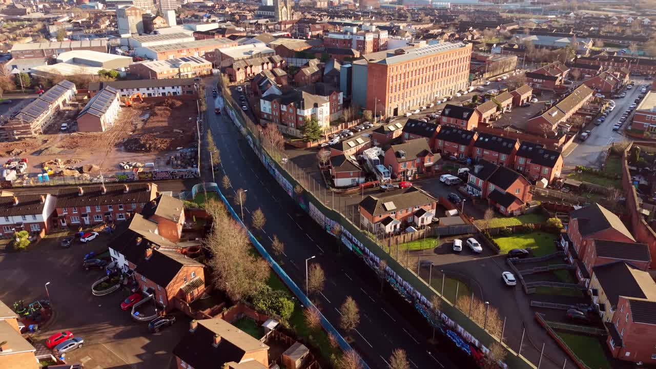 Video udara 4K 60FPS dari atas yang berputar dari Belfast Peace Wall Interface di Belfast, Irlandia Utara. Mural tersebut mengeksplorasi politik Irlandia Utara dan seluruh dunia. Diproduksi dengan warna Rec709.