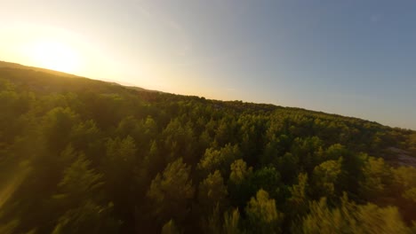 Vuelo-De-Drones-Fpv-Al-Atardecer-De-Verano-Sobre-Un-Acantilado-Rocoso-Y-Un-Frondoso-Bosque-En-Suecia,-Rozando-Las-Copas-De-Los-árboles