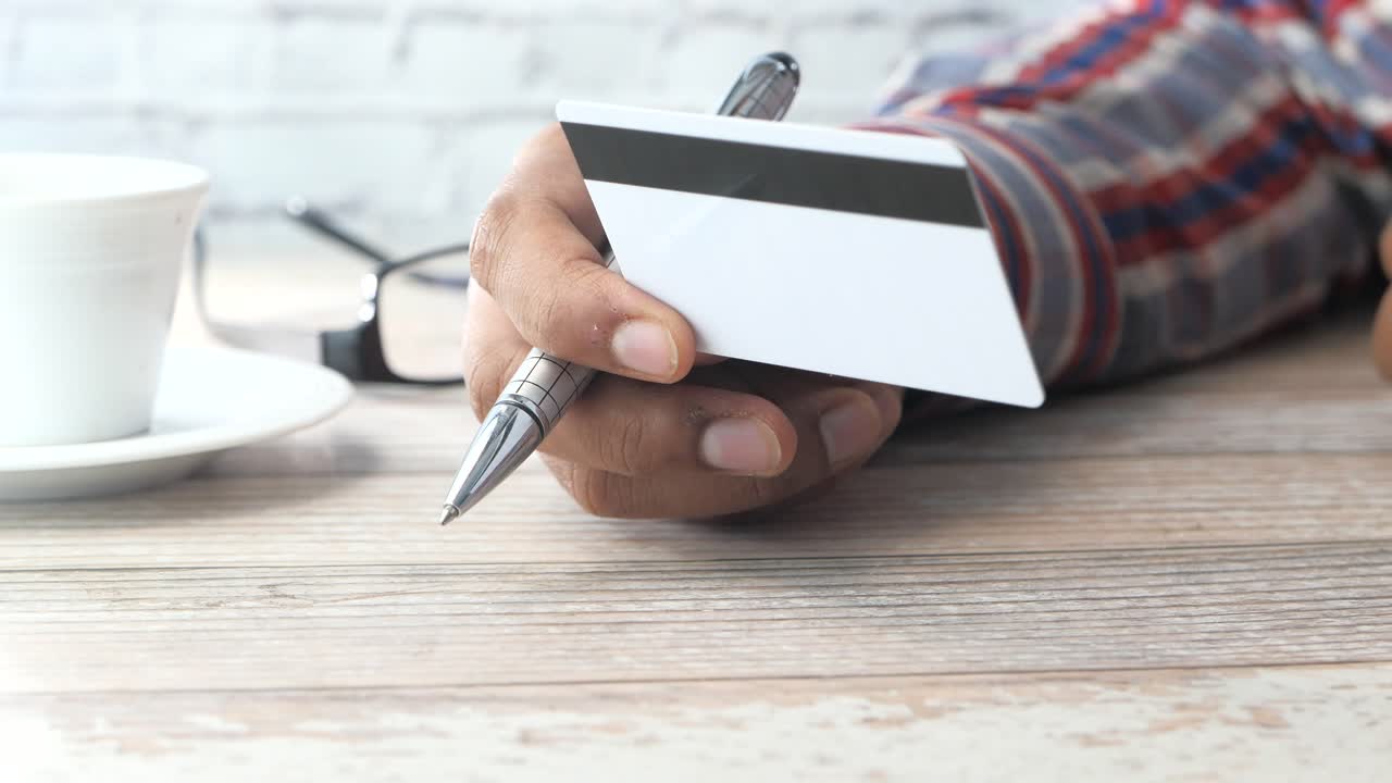 persona titular de una tarjeta de crédito