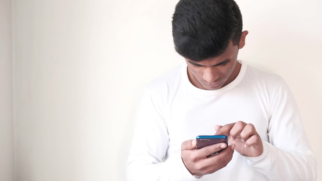 스마트 폰을 사용하는 젊은 남자