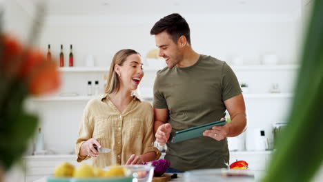 tableta, receta y una cocina de pareja