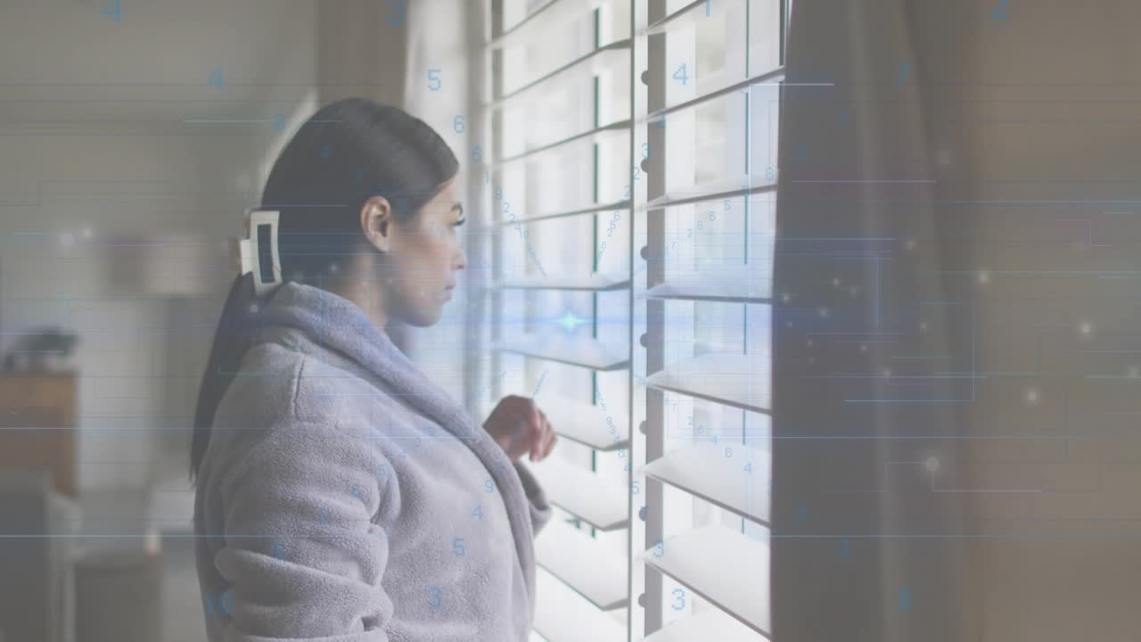 실내 디자인을 위해 회전식 덧문을 당기는 샤워 가운을 입은 여성이 햇빛이 방 안으로 들어오게 커튼을 젖히고 있어요