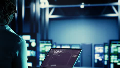 el administrador ejecuta código en el centro de datos.