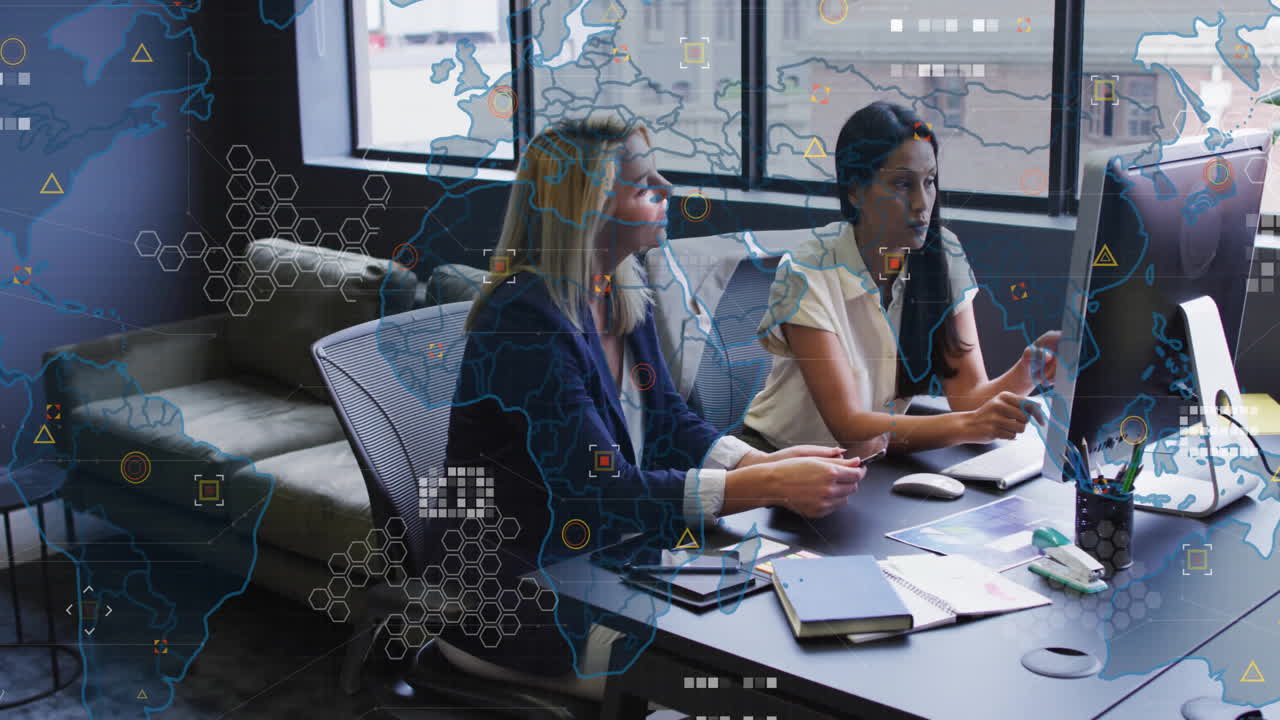 현대 사무실에서 일하는 비즈니스 여성에 대한 세계 지도 및 데이터 분석 애니메이션