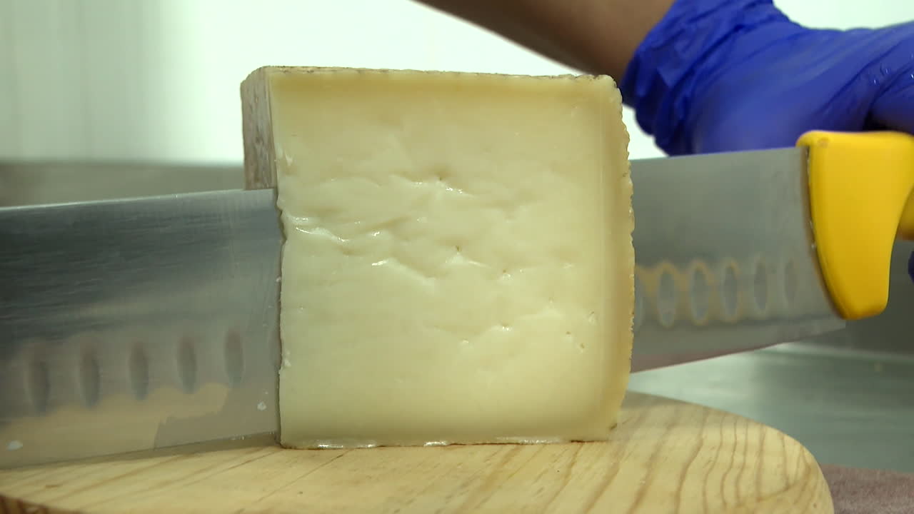 cortando un bloque de queso