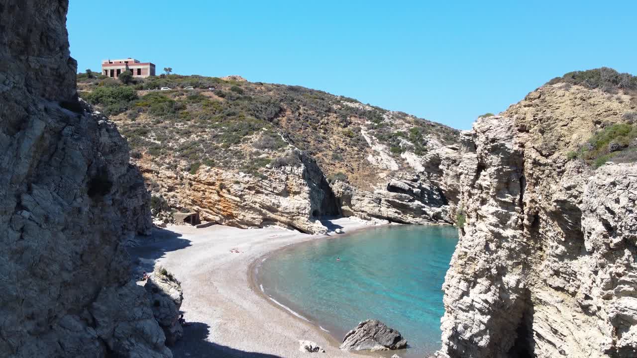 aerial entre las rocas que revelan la playa de kaladi, isla de kitira, grecia