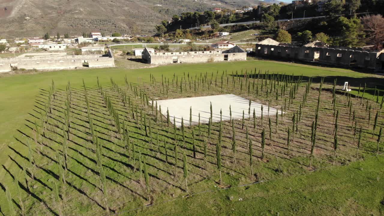 알바니아 공산주의 정권의 테펠레나 수용소 유적 내부의 정사각형 구획과 기념관에 있는 식물