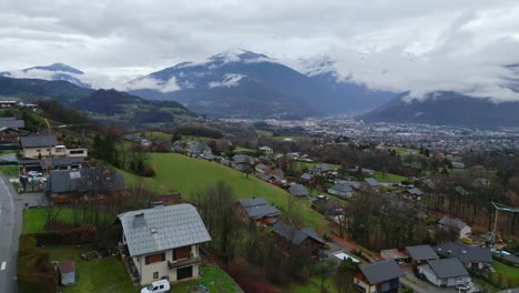 Vista-Panorámica-De-La-Montaña-Con-La-Ciudad-En-Los-Alpes