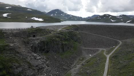 Schwenk-Drohnenaufnahme-Eines-Staudamms-In-Norwegen