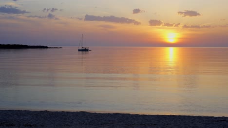 Einsames-Boot,-Das-Bei-Sonnenuntergang-Im-Meer-Festgemacht-Ist