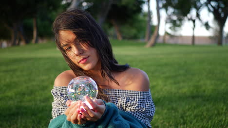 Una-Mujer-Joven-Encantadora-Y-Seductora-Mirando-A-Cámara-Lenta-Misteriosa-Bola-De-Cristal