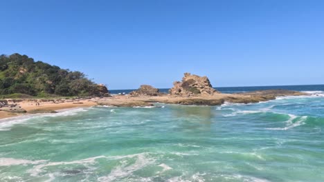 waves hitting the shore at nambucca beach