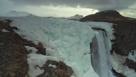 cascada exótica en la península de snaefellsnes