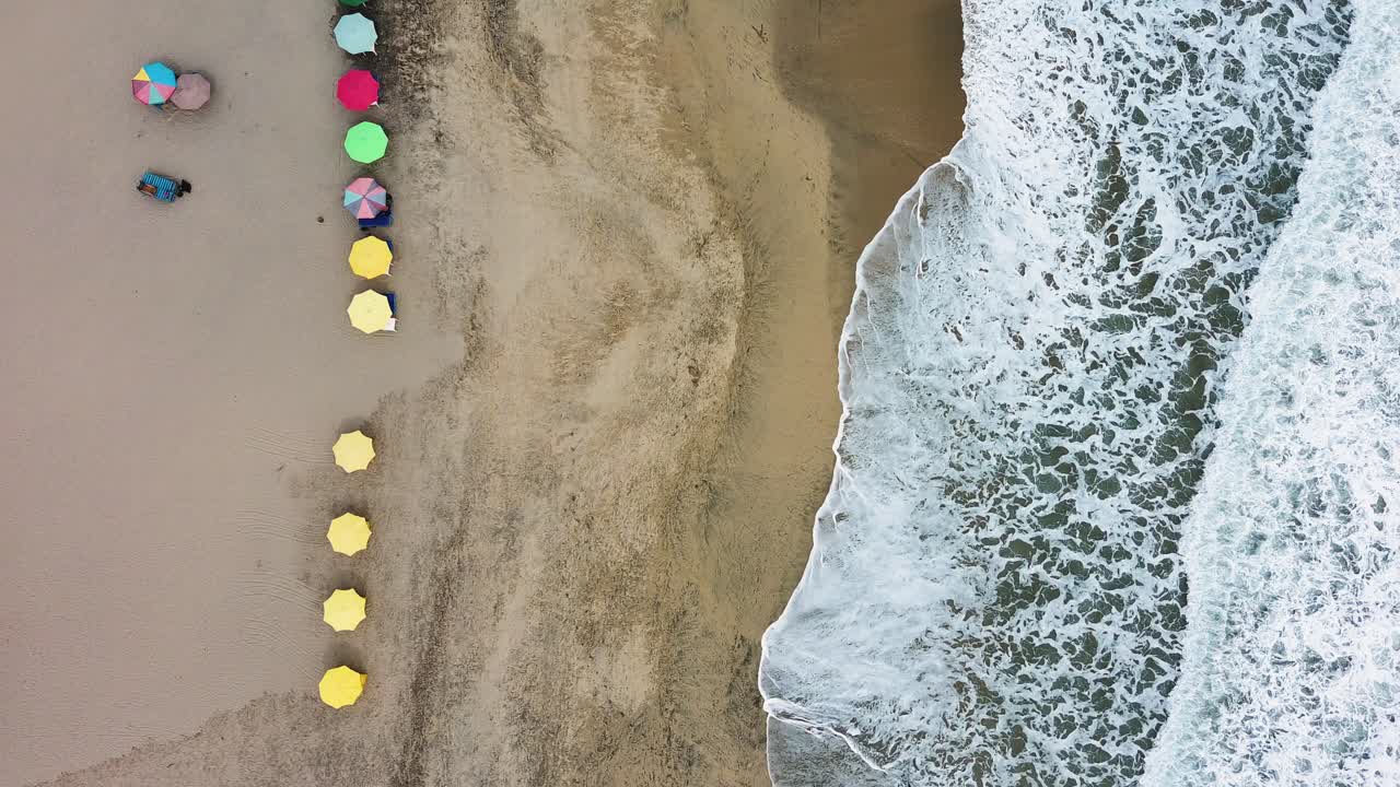 vista aérea superior olas del océano alcanzando la orilla de la playa imágenes de drones turista relajante