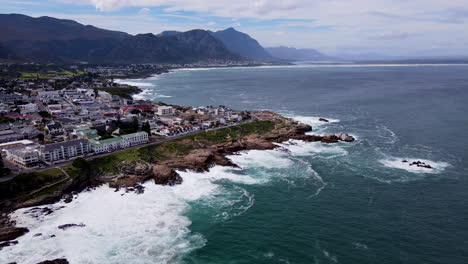 Pintoresca-Ciudad-Costera-De-Hermanus-Famosa-Por-La-Observación-De-Ballenas-Desde-Tierra