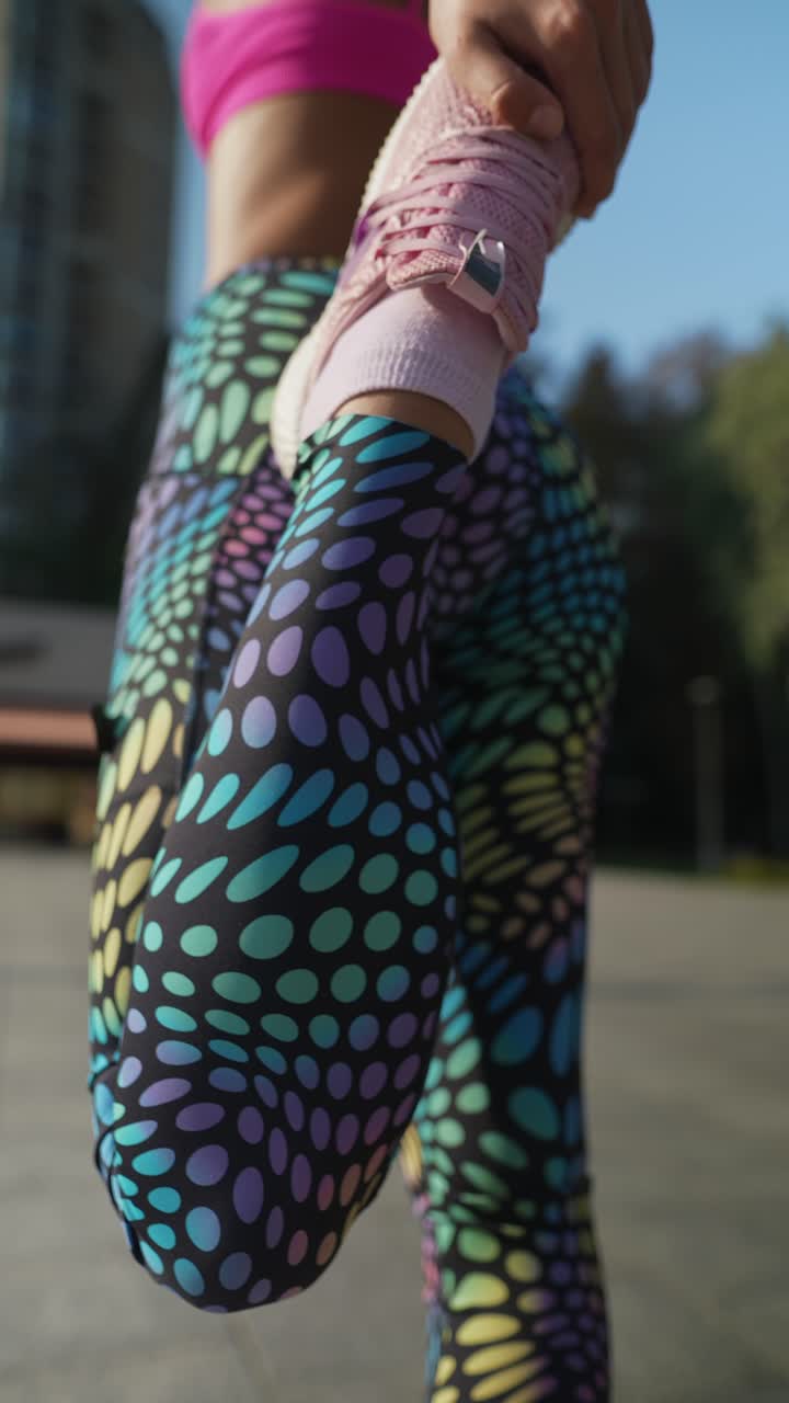 도시 공원에서 스트레칭하는 여자