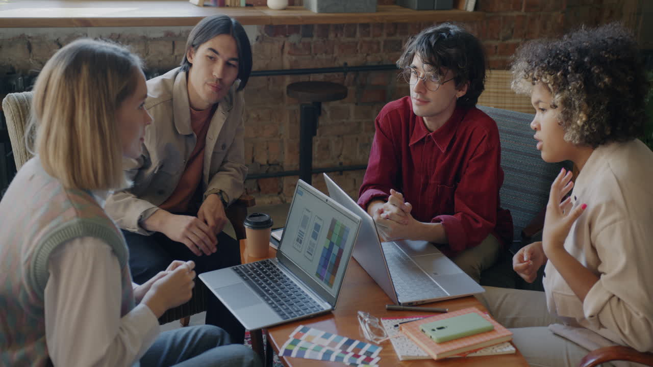 Riunione del team di design in una caffetteria