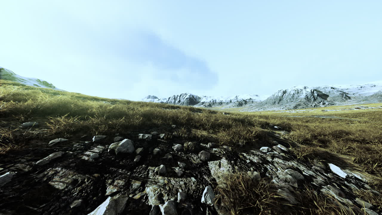 campos de hierba seca y montañas en nepal