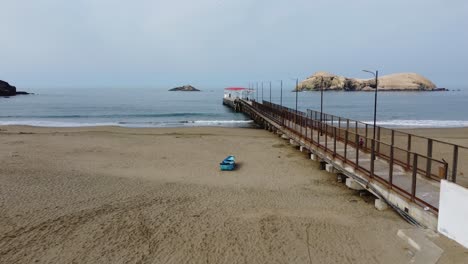 video de drones aéreos de un muelle, con un pequeño bote azul al lado y algunas islas pequeñas en el fondo