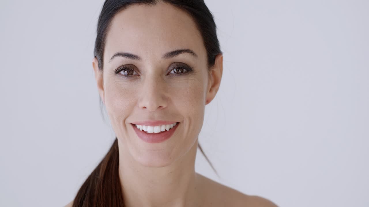 una joven encantadora con una sonrisa genuina y natural.
