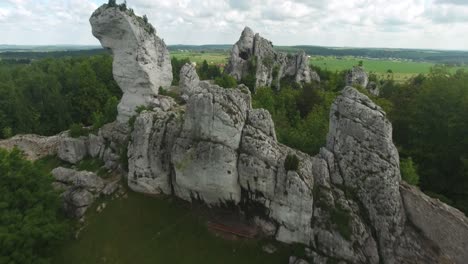 Dynamische-Drohnenaufnahme-Von-Sandsteinfelsen