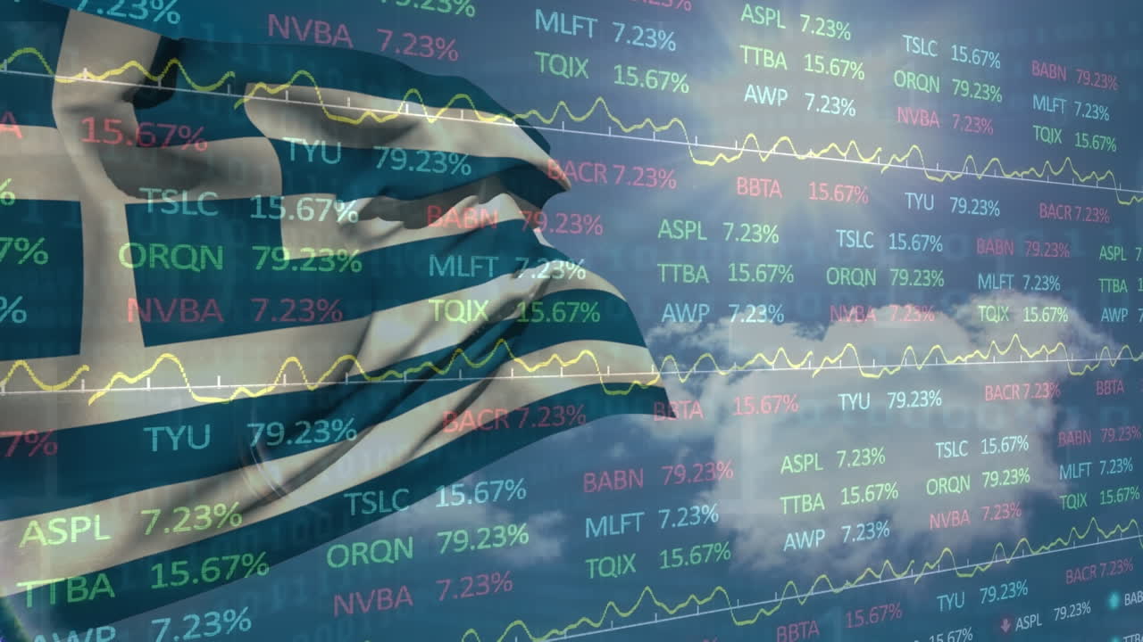 Mavi gökyüzünde bulutlara karşı dalgalanan Yunanistan bayrağı üzerinde borsa verisi işleme animasyonu.