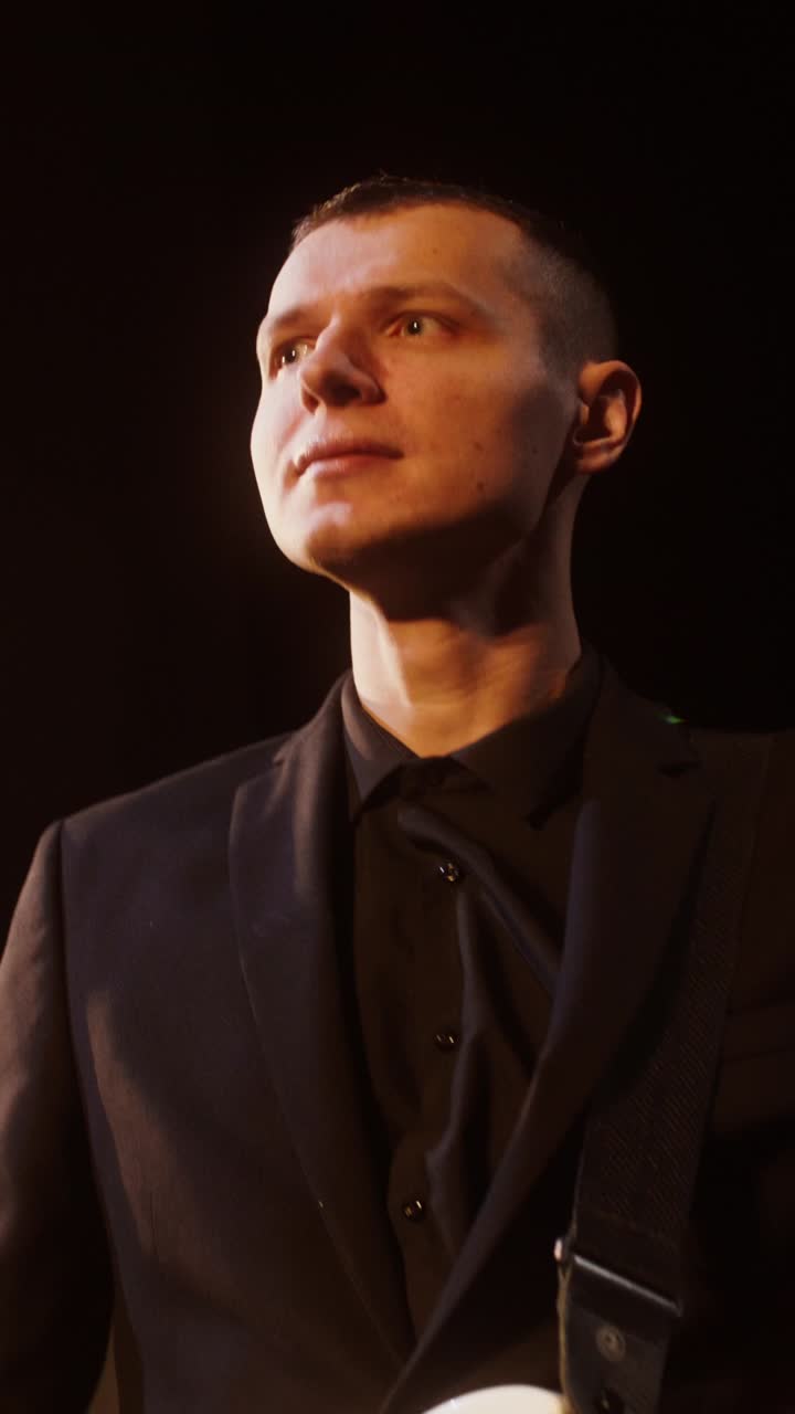 hombre tocando la guitarra eléctrica en el escenario