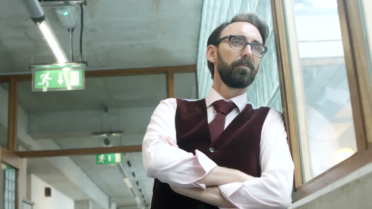 Dirigente uomo pensieroso che guarda fuori dalla finestra 4k