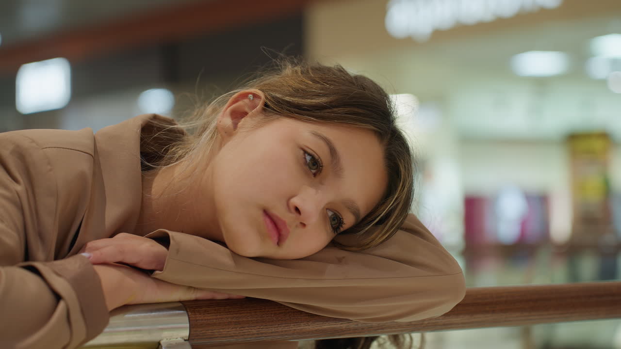 고민하는 젊은 예술가, 사려 깊은 젊은 예술가의 클로즈업, 반사되는 유리를 통해 응시하는 고요한 젊은 창작자, 부드러운 조명과 평온한 표정으로 담아낸 향수를 불러일으키는 분위기