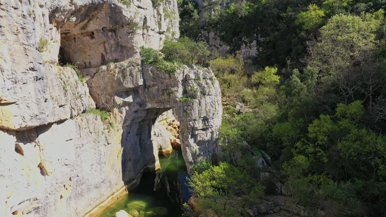 arco natural tallado en piedra caliza cerca del barranco de los arcos montpellier caminata