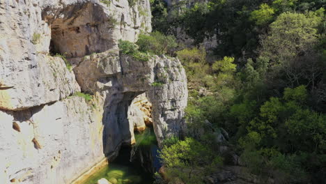 Naturbogen-In-Kalkstein-Gehauen,-Nahaufnahme-Ravin-Des-Arcs-Montpellier-Wanderung