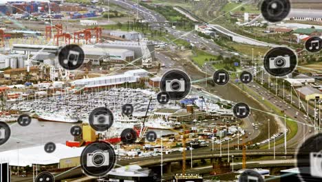animación de una red de iconos digitales frente a una vista aérea del tráfico de la ciudad