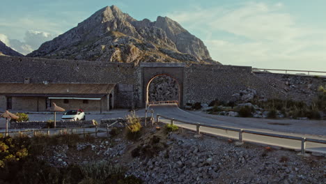 paso de montaña coll dels reis en mallorca, españa - disparo desde un avión no tripulado