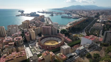 Vista-Panorámica-Aérea-De-Drones-De-Sevilla-Horizonte-De-La-Ciudad,-Edificios-Plaza-De-Toros-De-La-Plaza-De-Toros-De-La-Maestranza