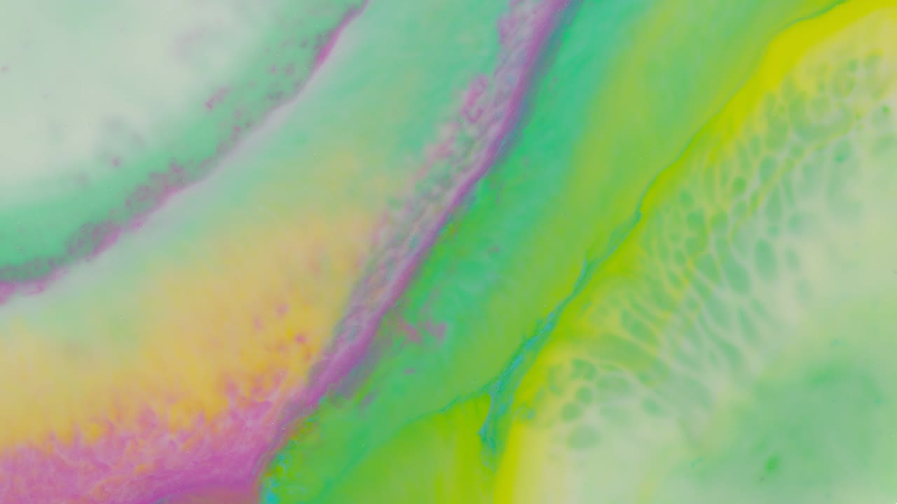 vista superior a la hermosa combinación de pintura y tinta en leche, aceite y jabón, pintura abstracta de colores