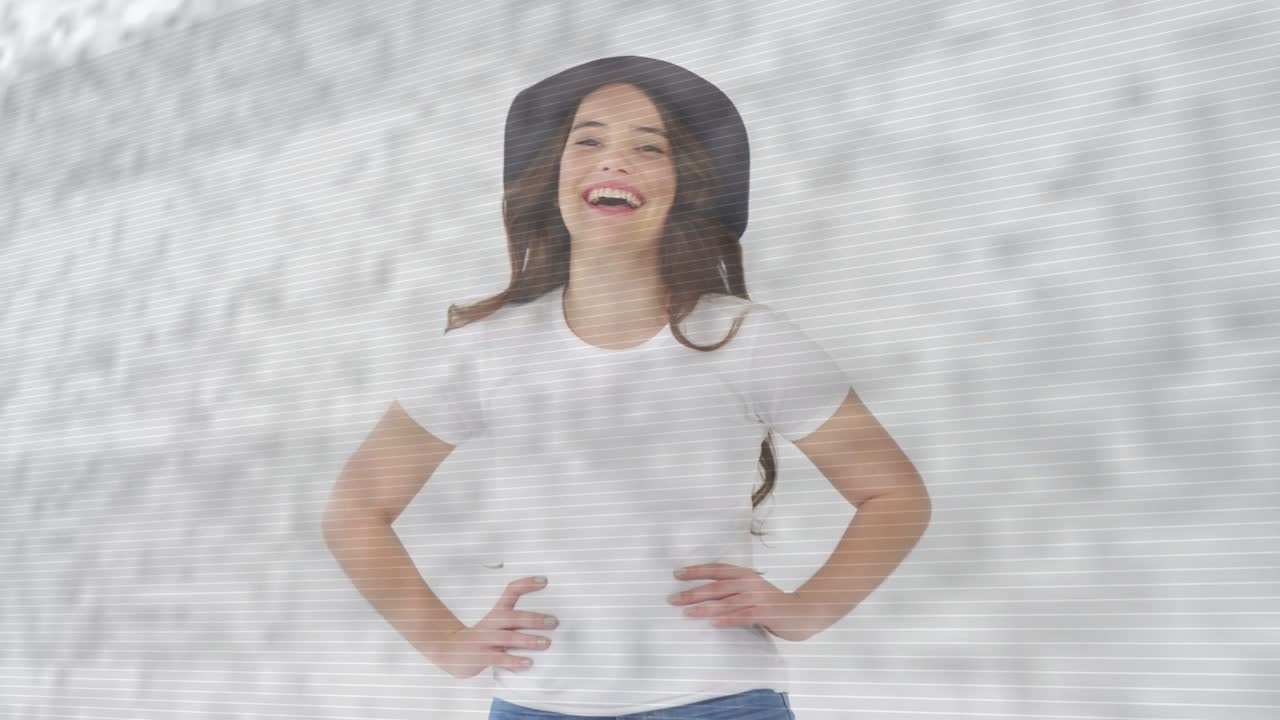 Donna in posa mentre la telecamera si alza rivelando abito e cappello, ridendo per la moda con una sovrapposizione di scansione.