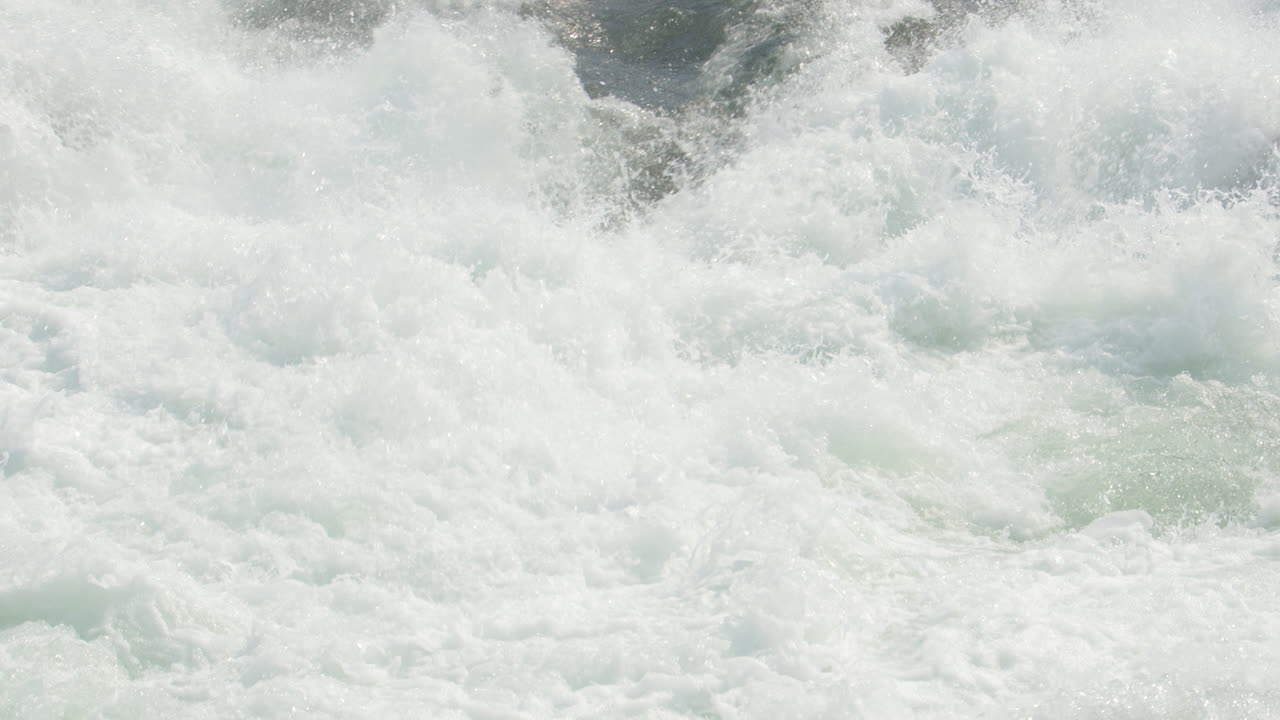산란하는 연어 물고기는 폭포 아래의 은 물에서 뛰어나옵니다.