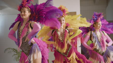 chicas de cabaret bailando en el backstage 2