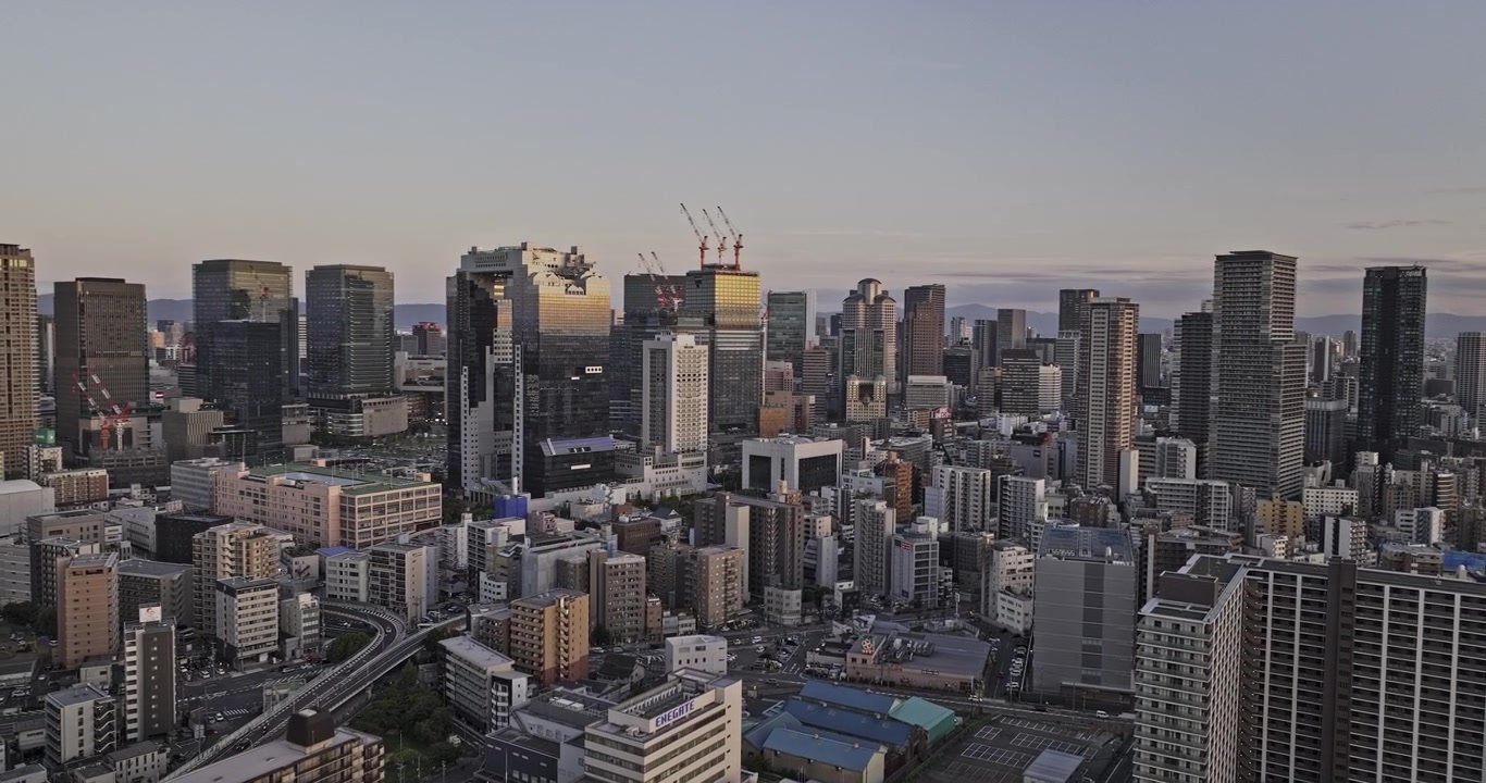 Osaka Japão Aéreo v2 sobrevoo sobre Nakatsu e Oyodonaka, revelando o Rio Yodo, o bairro de Kita e o horizonte de Umeda sob a luz quente do pôr do sol - Filmado com Mavic 3 Pro Cine - 8 de outubro de 2023