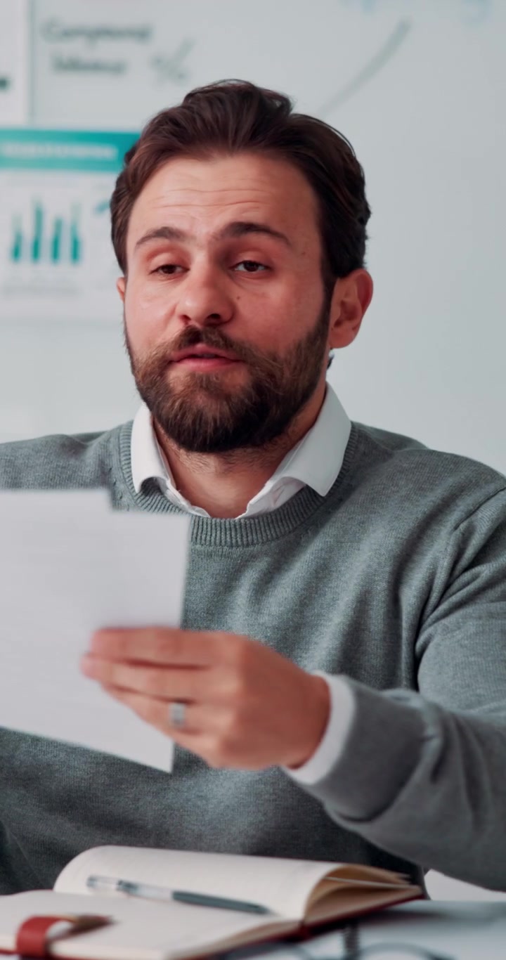 Uomo professionista che consegna documenti durante una riunione in ufficio