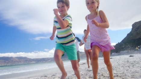 Familia-Feliz-Corriendo-En-La-Playa