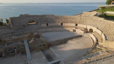 Una-Fascinante-Revelación-Panorámica-Con-Drones-En-Movimiento-Lento,-Que-Revela-El-Impresionante-Coliseo-Romano-En-Tarragona,-España.