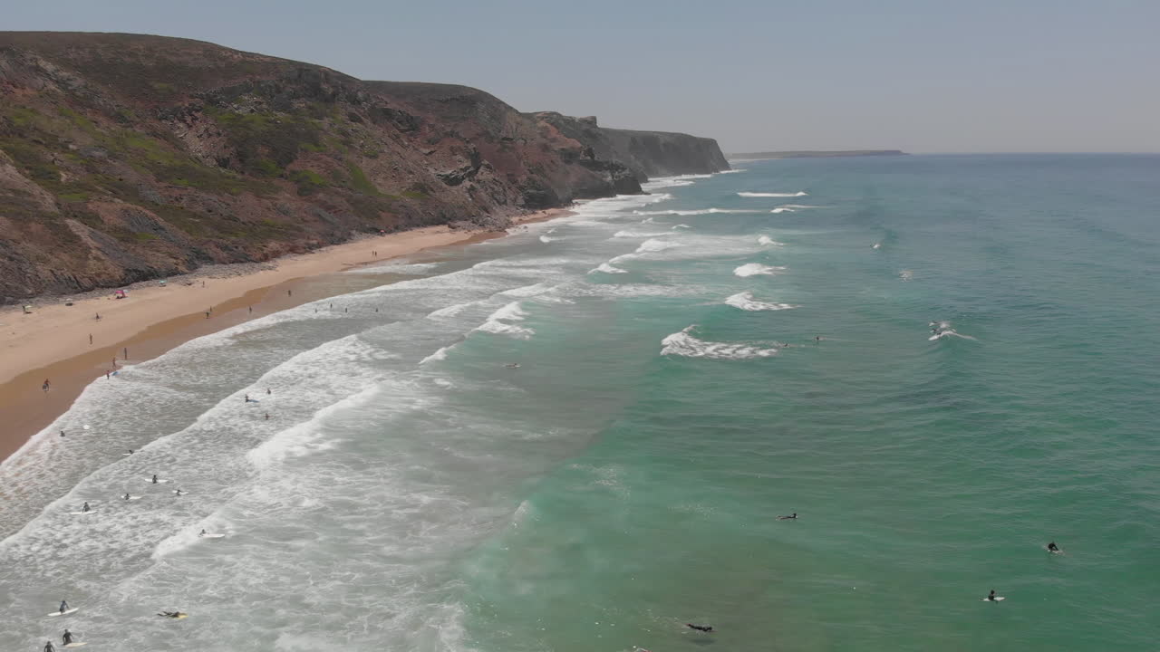 Surfisti in spiaggia in Algarve, Portogallo, durante l'estate - ripresa con drone