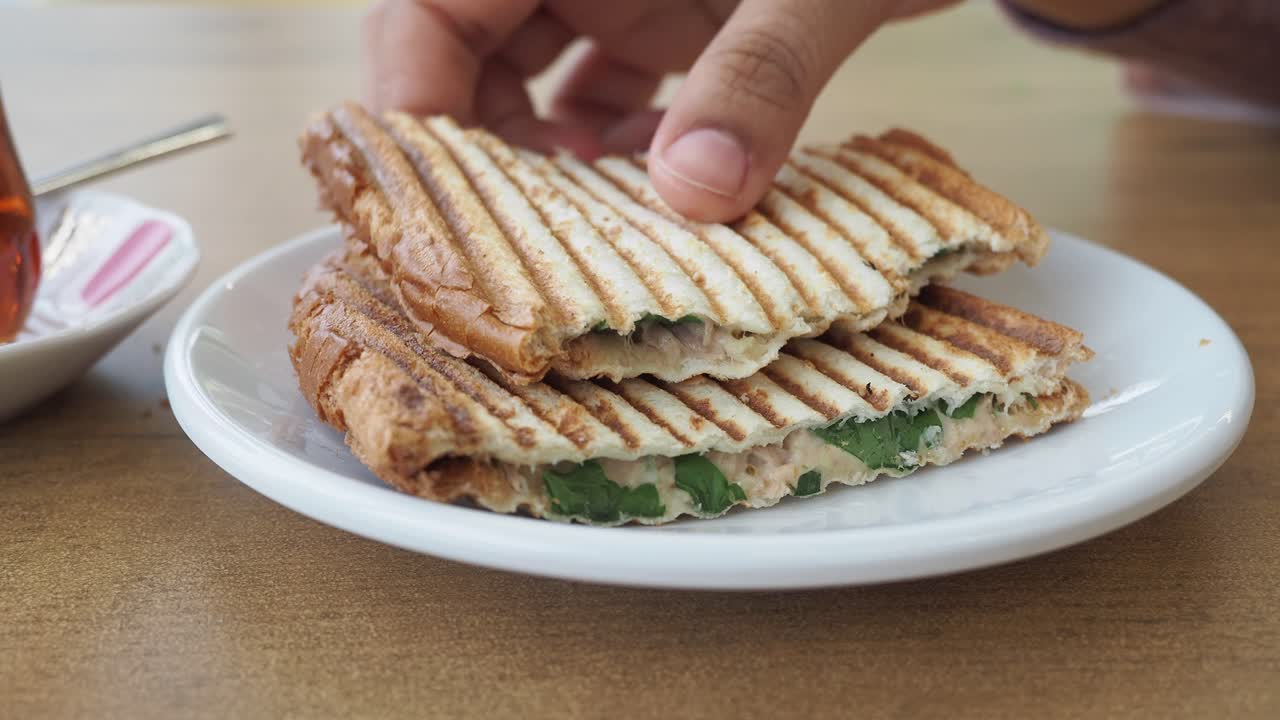 sándwich de atún tostado