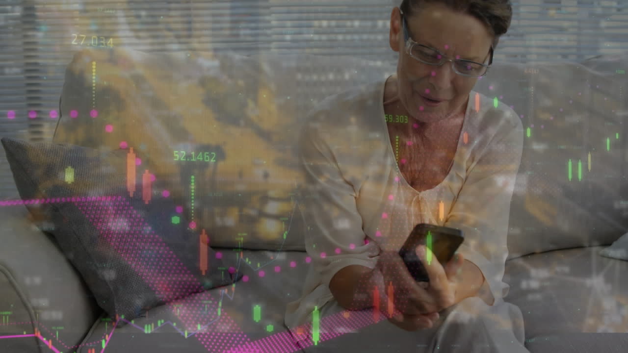 animación del procesamiento de datos sobre una mujer caucásica anciana usando un teléfono inteligente.