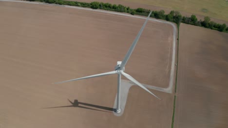 vista aérea desde un dron mirando hacia abajo sobre las aspas de los molinos de viento girando lentamente generando electricidad limpia y renovable