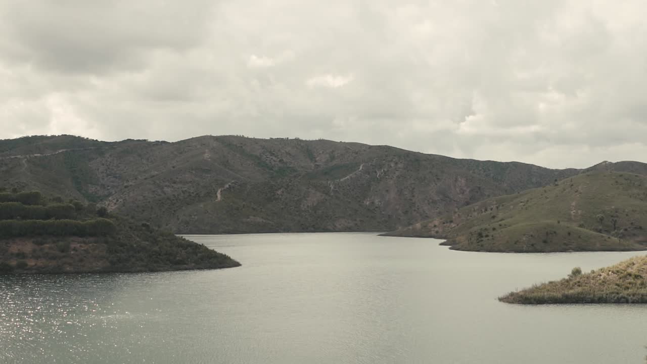 일몰 후 흐린 날 동안 고요한 포르투갈 호수의 공중 와이드 샷