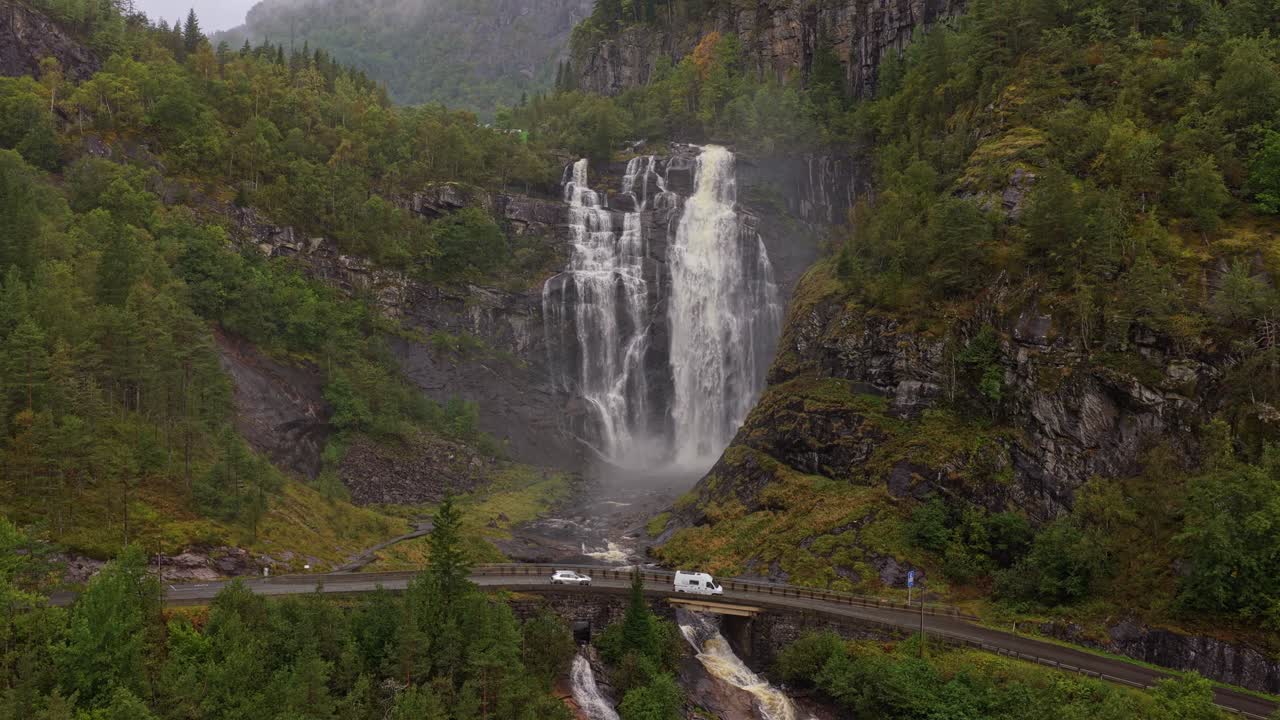 Letecký pohled na vodopád Skjervefossen, divoké stříkání vody nad drsným norským terénem.